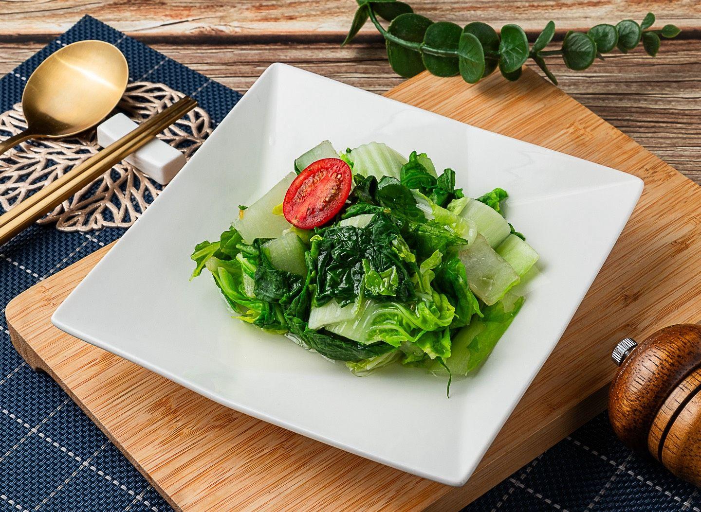 方盤上的燙青菜，點綴一片小番茄