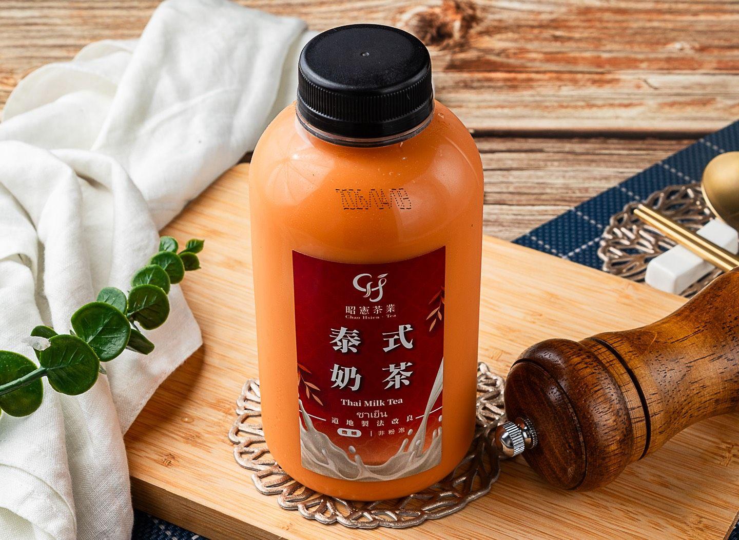 橘色的瓶裝泰式奶茶放在木托盤上