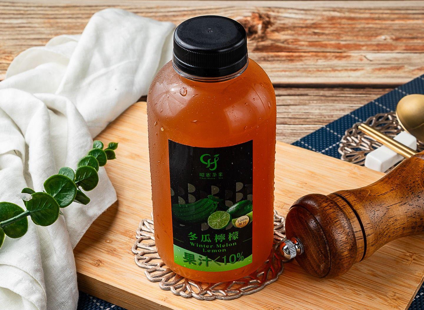 深琥珀色的瓶裝冬瓜檸檬茶放在木托盤上